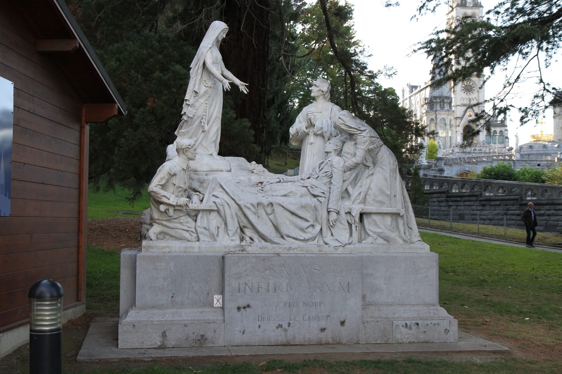 Salus Infirmorum monument, Lourdes - 02.JPG